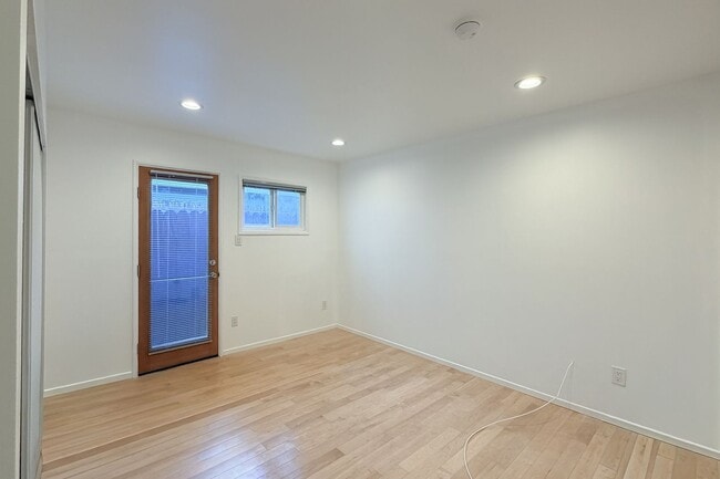 Building Photo - 3 bedrooms & 2 bathrooms |Duplex | Oxnard | Silverstrand Beach| Unfurnished