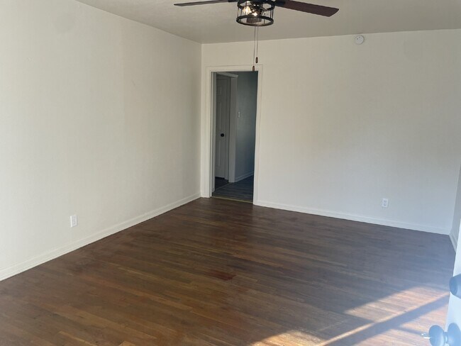 Building Photo - Two bedroom 1 bath next to campus!
