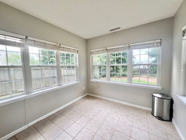 Building Photo - Charming 4BD, 2.5BA Durham Home with a Bonus Sun-Room & Fenced In Yard Only 10 Minutes Away from ...