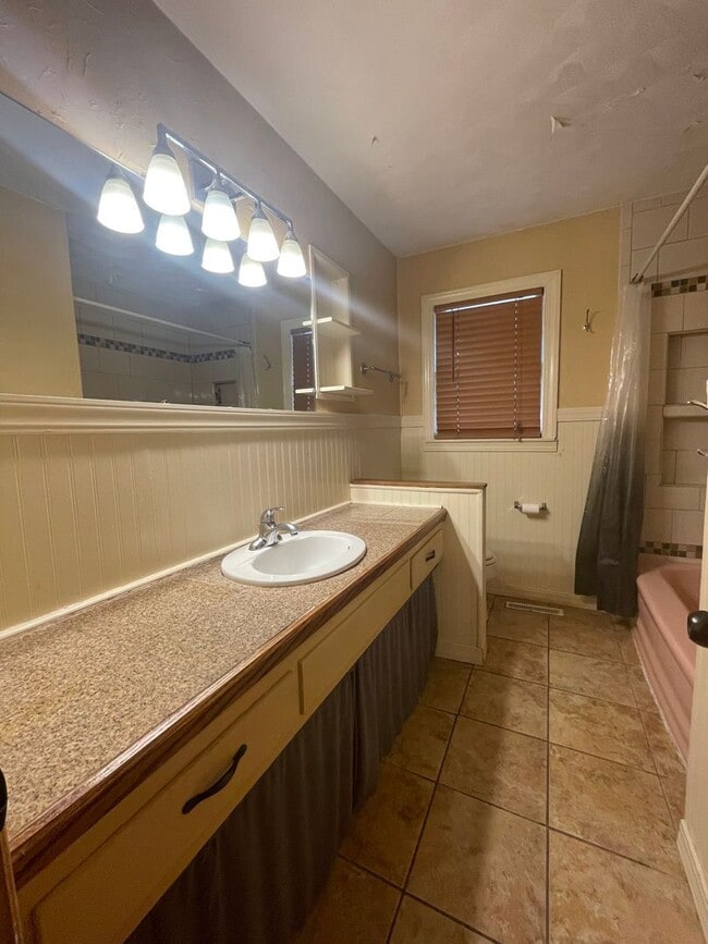 Building Photo - Charming Springfield home off South Campbell