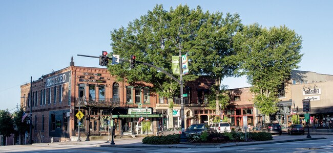 Downtown Carrollton - 106 Adamson Square
