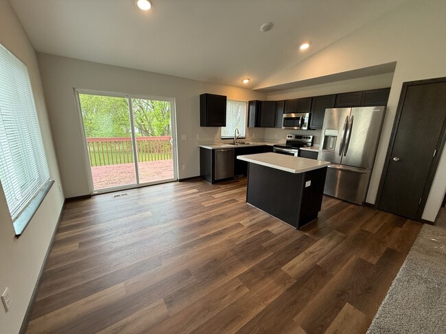 Building Photo - 924 Waters Edge Ct