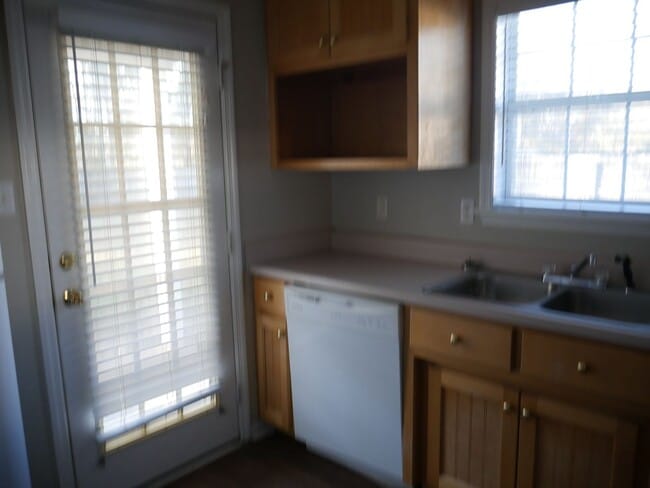 Building Photo - Three bedroom!