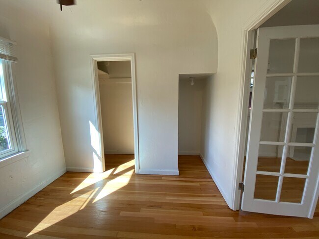 Building Photo - 2445 Custer Ave