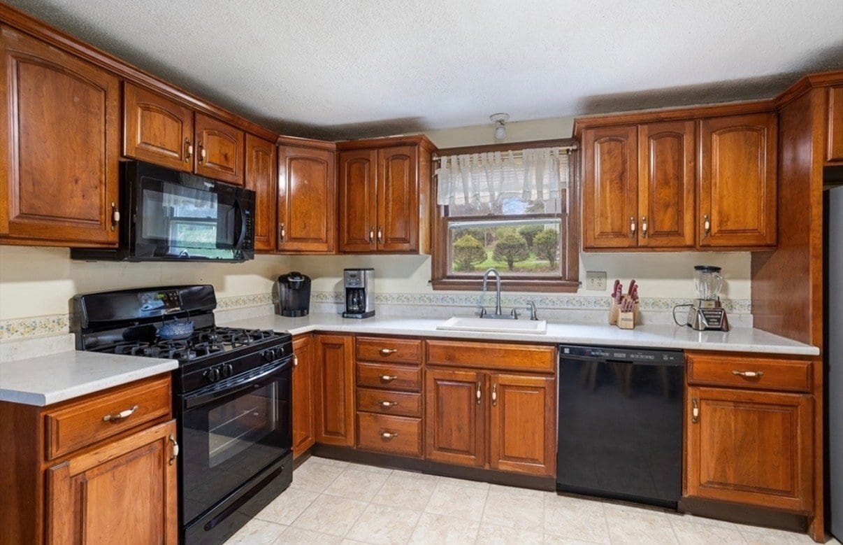 Building Photo - 3 Meadowbrook Rd