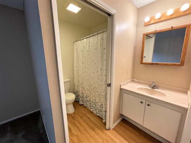 Building Photo - PET FRIENDLY One Bedroom Condo in a Peacef...
