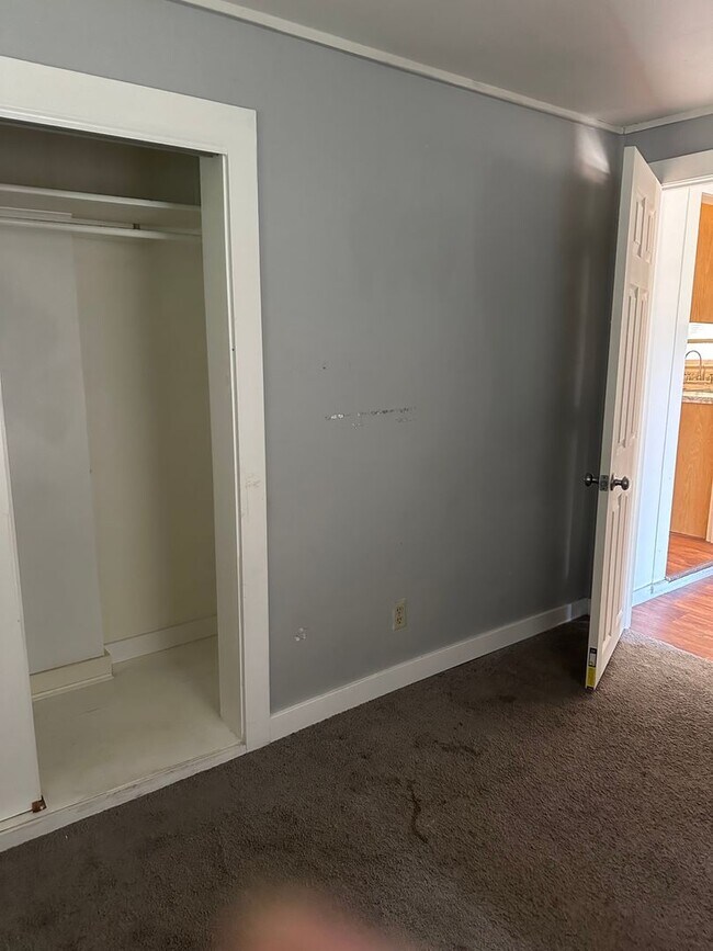 Building Photo - 2 bedrooms, 1 bath on large lot with garage