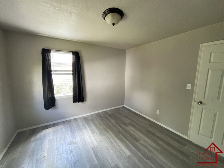 Building Photo - 1315 SW E Ave