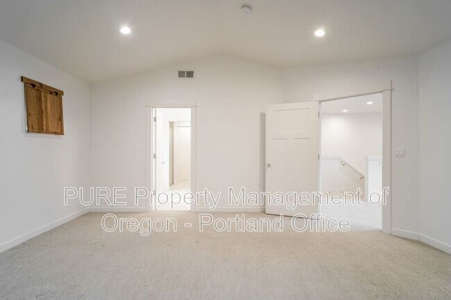 Building Photo - 995 SE Olive Way