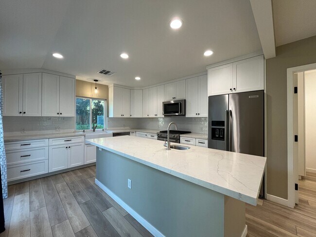 Building Photo - Upgraded Woodland Hills 2+2.5 plus 2 bonus rooms and Studio Guest House with kitchen and full bath!!