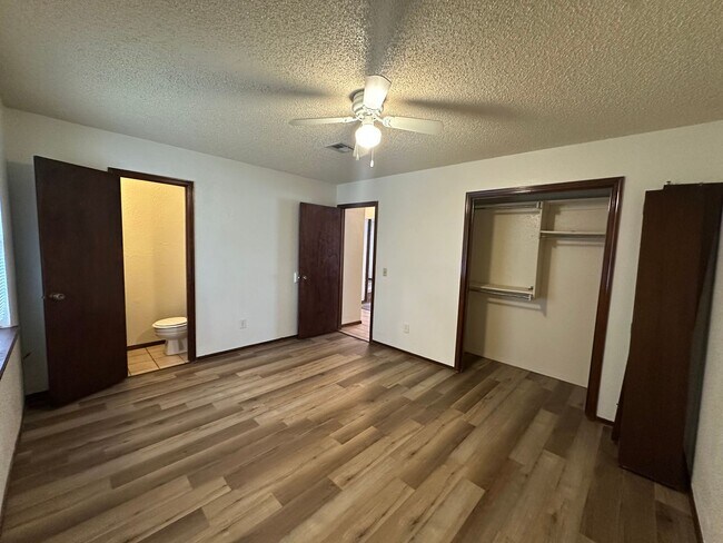 Building Photo - 2 Bedroom 1.5 Bath