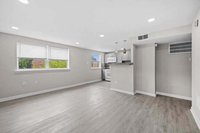 Building Photo - 551 Avon St