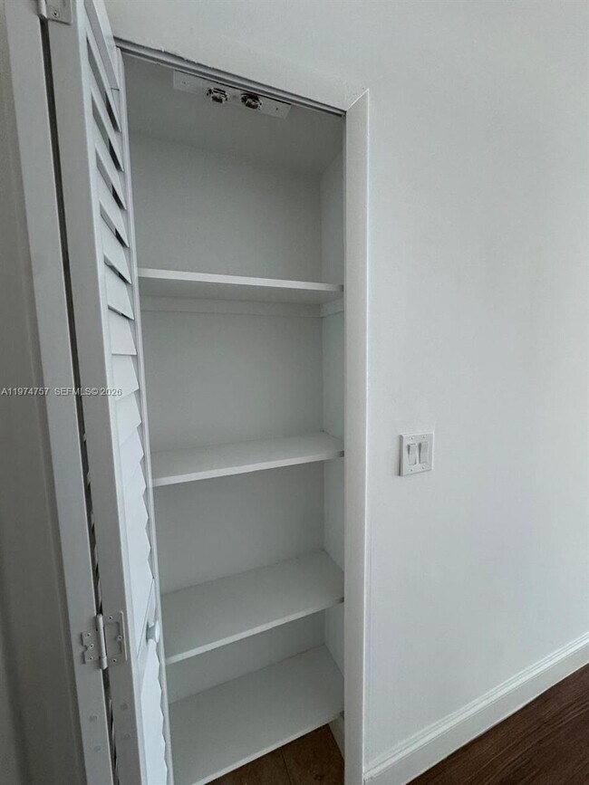 Building Photo - 5763 N Park Rd