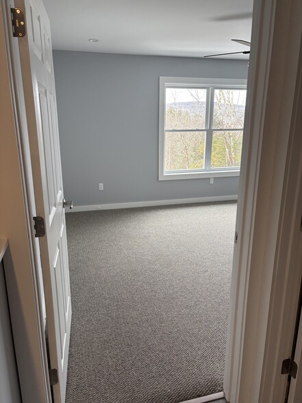 Building Photo - 867 Upper Pleasant Valley Rd