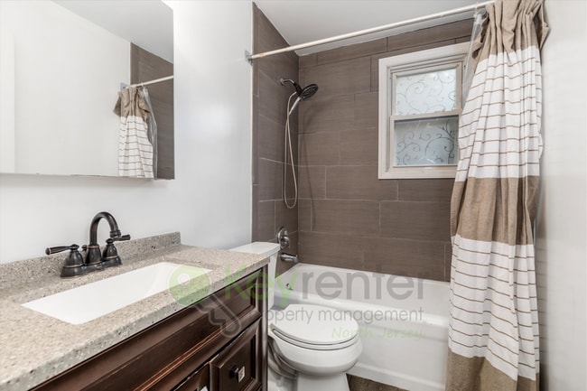Building Photo - Bright 2BR/1BA Apartment with Private Entr...