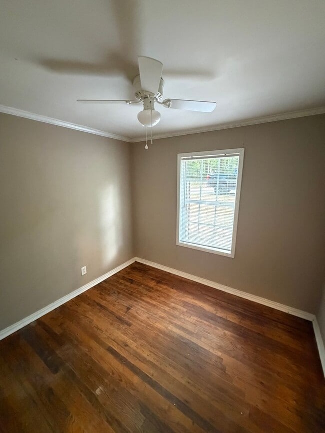 Building Photo - 4 bed 1 bath home