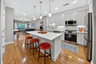 Building Photo - Stunning 1BR/ 1BA Condo with Den and Garag...