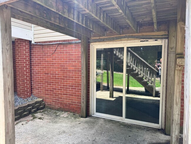 Building Photo - Spacious 1 Bedroom Apartment - Will keep you cool this summer!