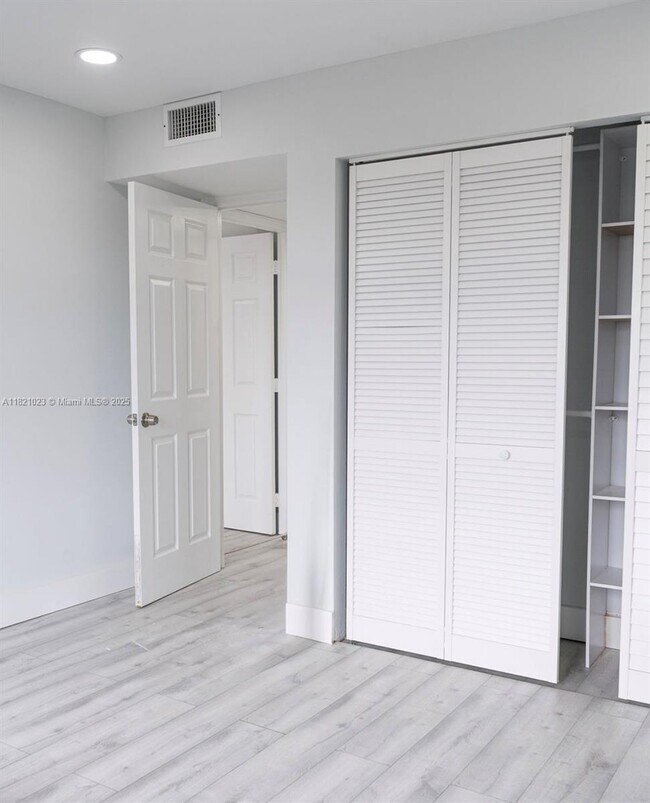 Building Photo - 4174 Inverrary Dr