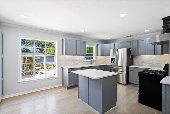Building Photo - 163 Cromwell Dr