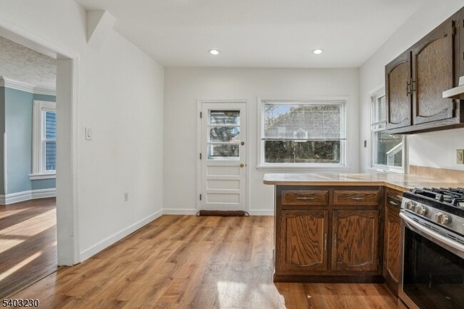 Building Photo - 216 William St