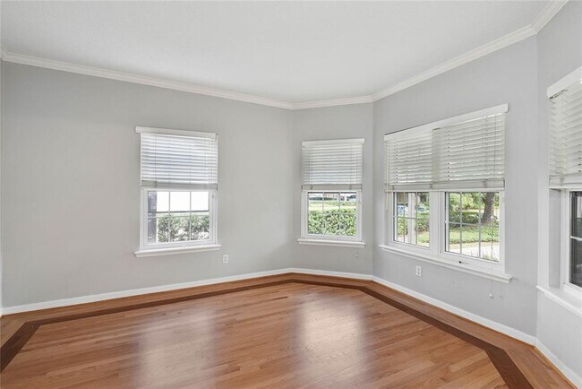 Building Photo - 1580 Oakhurst Ave