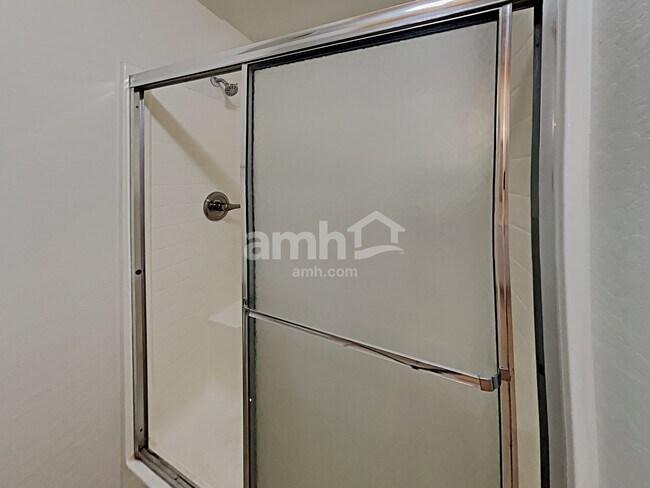 Building Photo - 2862 E Augusta Ave