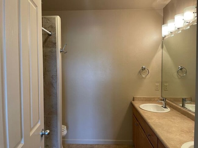 Building Photo - Popular 2BR/2.5BA 2 Story Townhome conveniently located close to PCC, U of A!