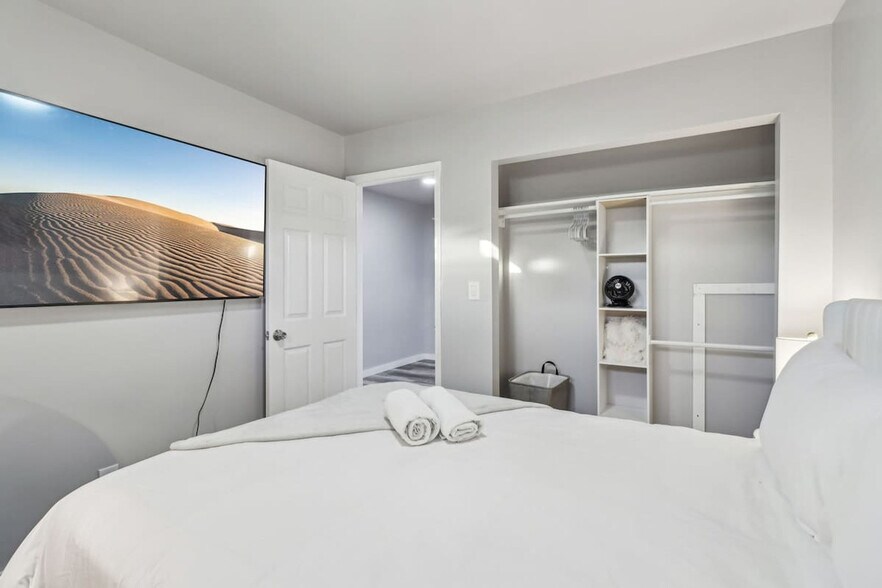 Building Photo - 609 Carlsbad St