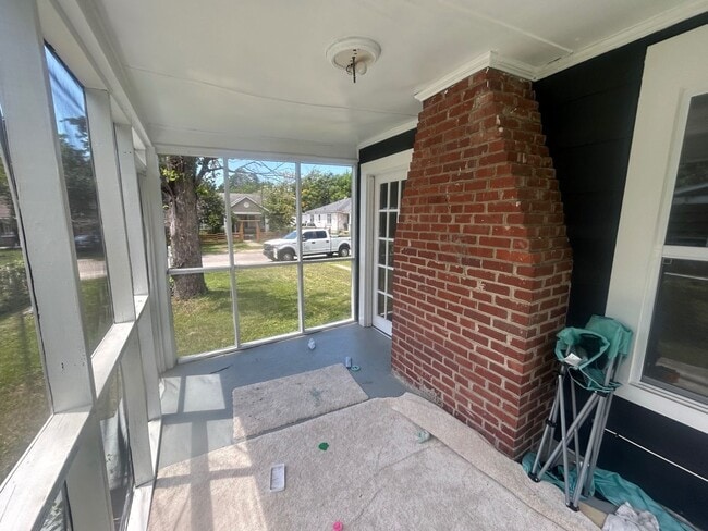 Building Photo - Charming 2-bedroom, 1-bathroom home in one of Columbia's most convenient locations!