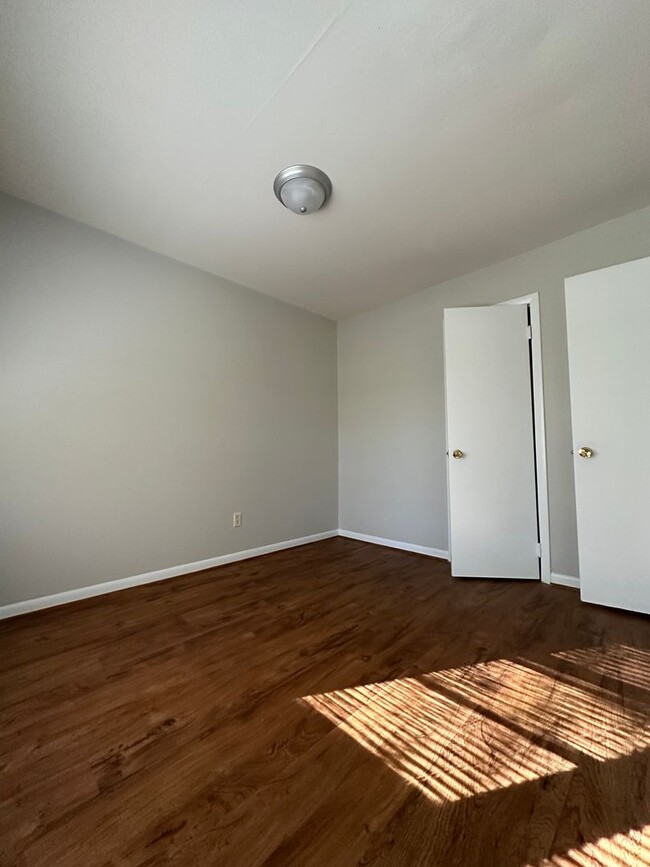 Building Photo - 2 Bedroom, 1 bathroom on the East-Side. Mo...