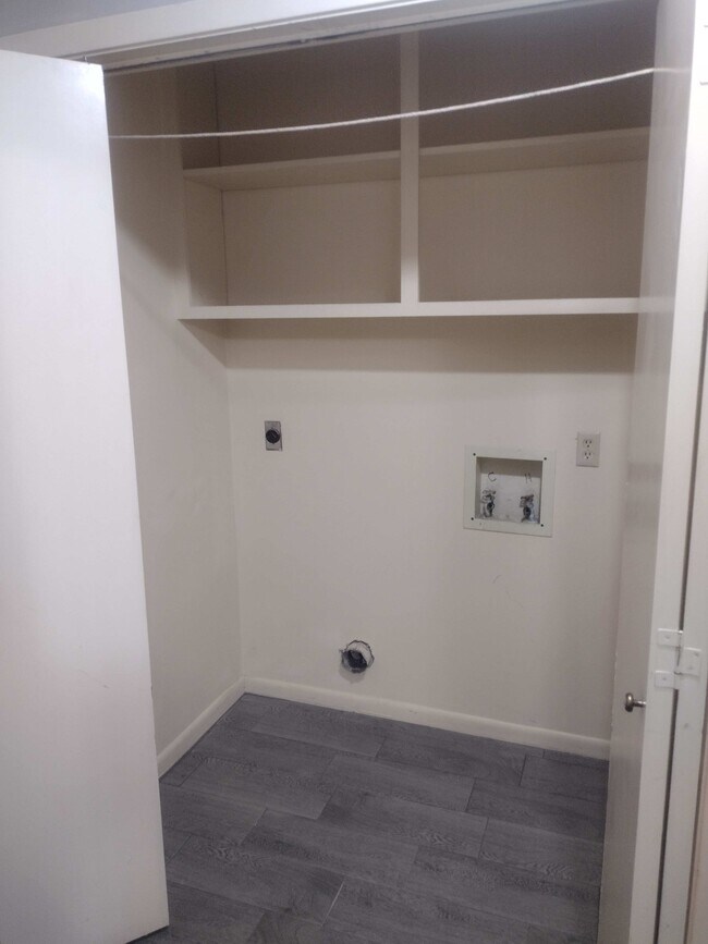 Building Photo - 529 Broad St