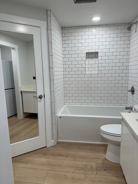 Tiled shower and full length mirror on door - 2914 Ellis St