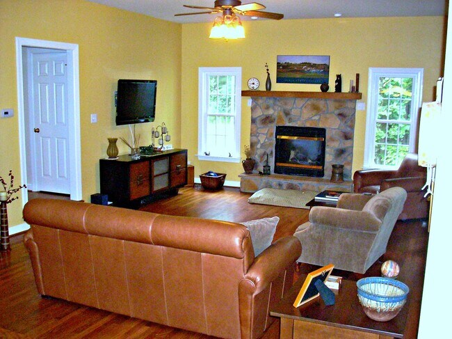 Building Photo - 3-4 BR / 2.5 BA Lovely Two-Story in The Highlands