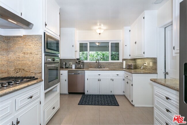 Building Photo - 1117 Roscomare Rd