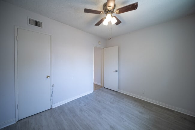 Building Photo - 118 E Shady Grove Dr