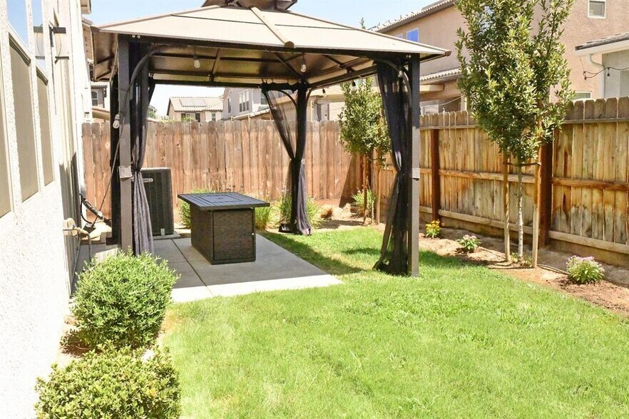 Building Photo - 2580 N McArthur Ave