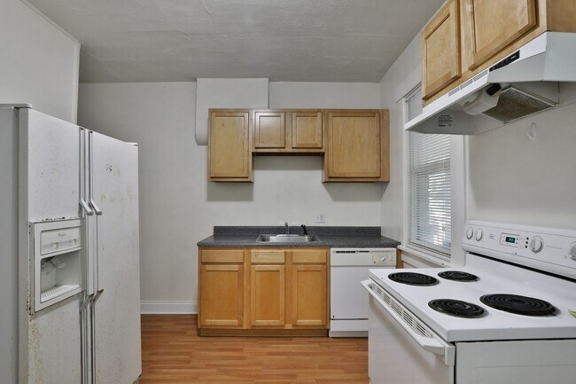 Building Photo - 4 Bedroom North Campus Newly Remodeled Hou...
