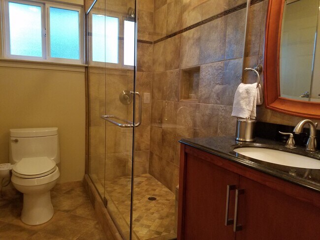 Building Photo - Beautiful 3 bed 2 bath Cambrian home in a ...