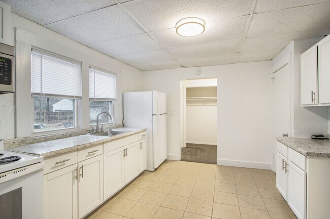 Building Photo - 702 Fenimore Ave