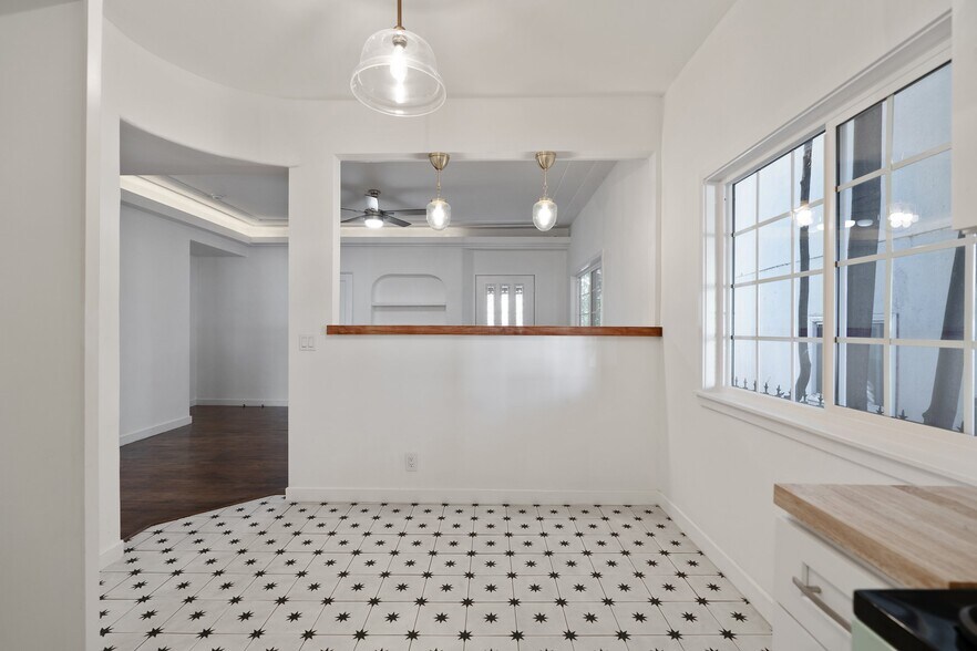 Building Photo - 857 N Oxford Ave