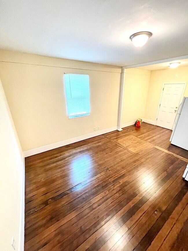 Building Photo - 1015 W Main St