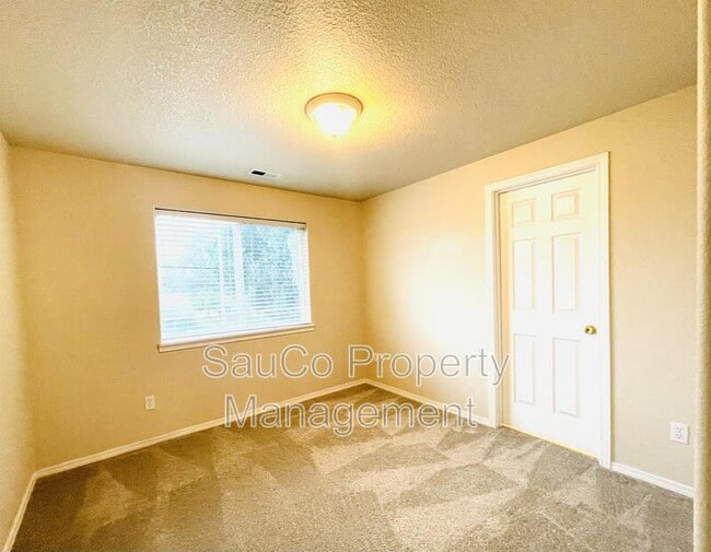 Building Photo - 1816 SE Water Lily St
