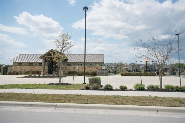 Building Photo - 2204 Bettylou Ln