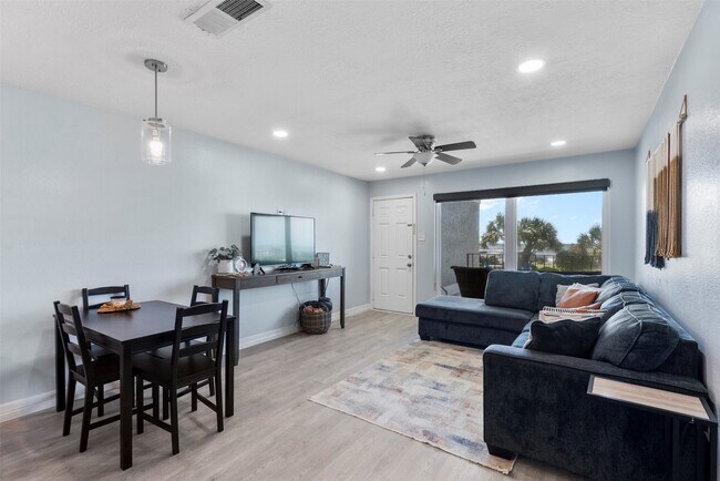 Building Photo - 7600 Seawall Blvd