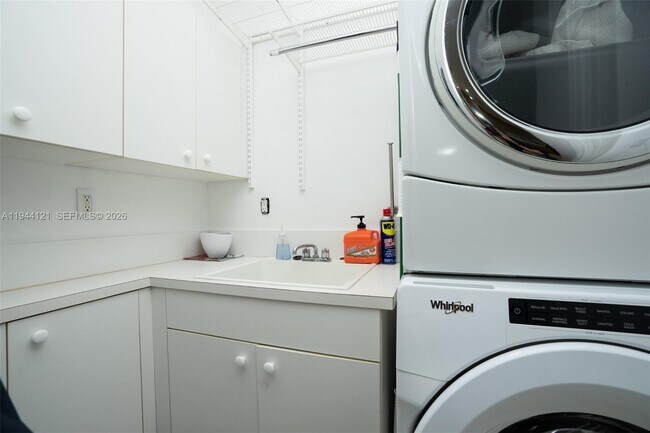 Building Photo - 4867 Ponce de Leon Blvd