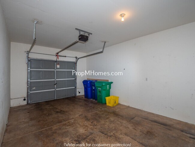 Building Photo - Two Bedroom Townhome In SE Portland w/ Lar...