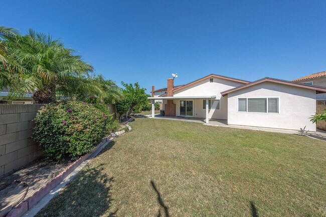 Building Photo - Spacious Single-Family Home with Yard!