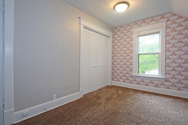 Building Photo - Beautiful 3-Bed 1.5-Bath Home Available Now in St. Paul!