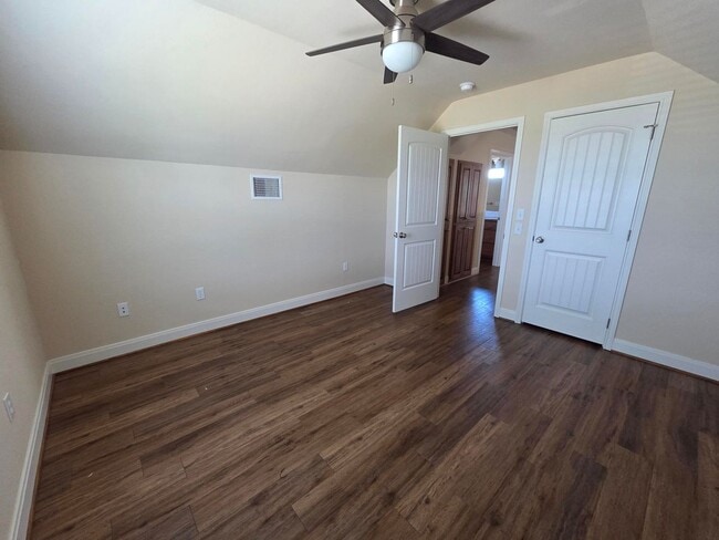 Building Photo - FOR LEASE!! Great location!